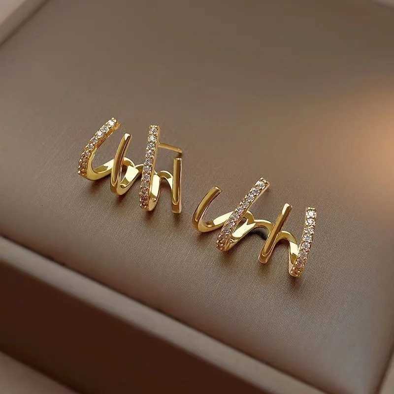 2023 New Bright Crystal Luxury Korean Unusual Claw Stud Earrings Ear Piercing Hook Irregular Pearl Christmas Jewelry Gift K251209 H260129
