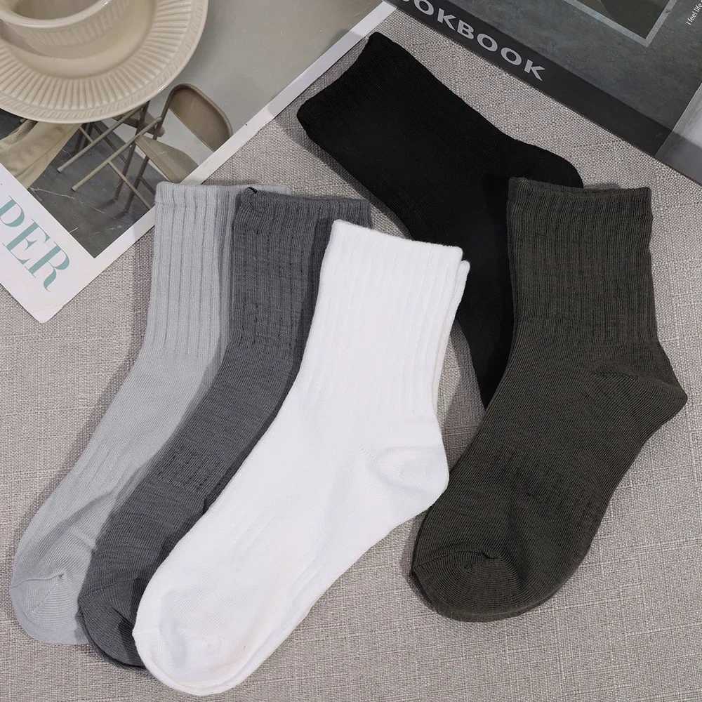 Men Middle Tube Casual Sock High Waist Breathable Sports Solid Color Socks High Quality Outdoor Cotton Autumn and Winter SocksT251209