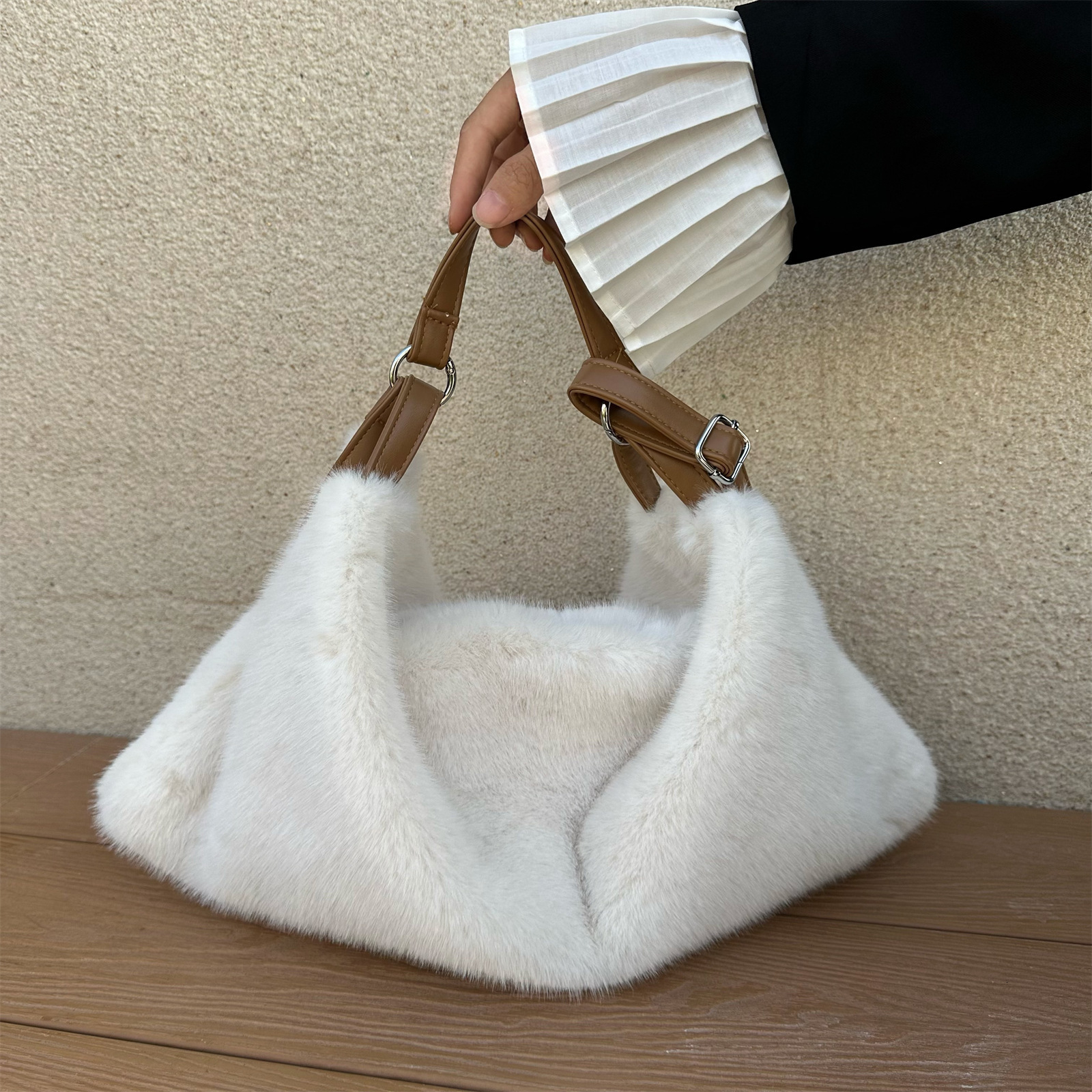 INS Plush Bag for Women 2025 New Autumn Winter Fashion Versatile Niche Furry Shoulder Bag Fluffy Crossbody Bag 251029