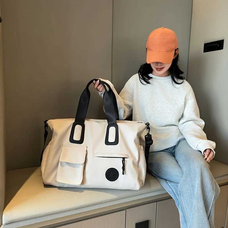 Large capacity travel handbag lightweight lage that can be carried around shoder strap fitness bag Y251209