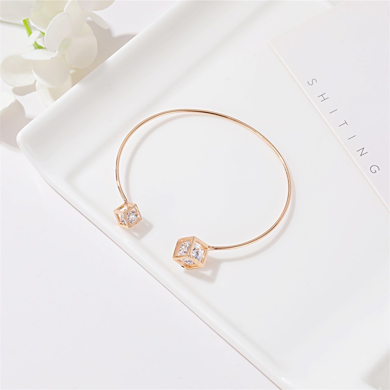 New Hand Jewelry Simple Hollow Triangle Luxury designer Elegant Designer free shipping And Beautiful luxury Zircon Free Shipping Women's Open Bra