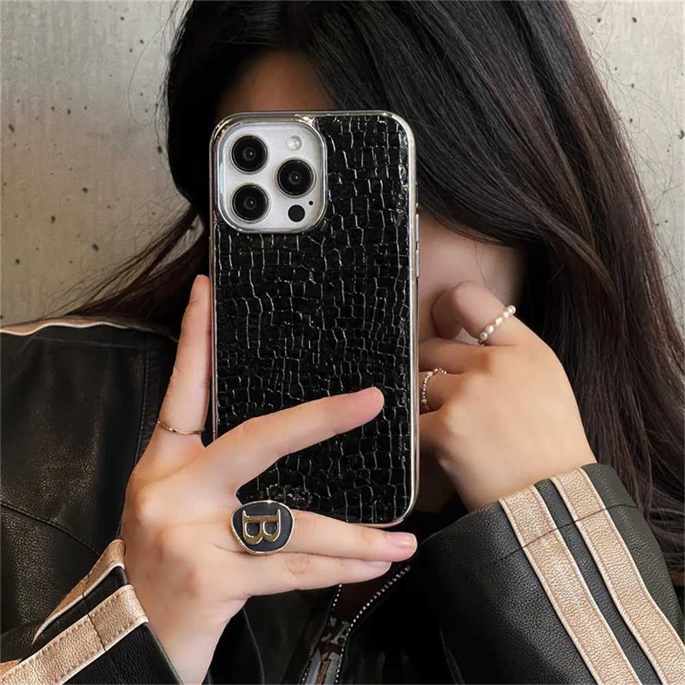 Korean Luxury Glossy UP Crocodile Hard Leather Phone Case For iphone 16 15 14 13 12 Pro Max Fashion Shockproof Back Cover Funda C251209