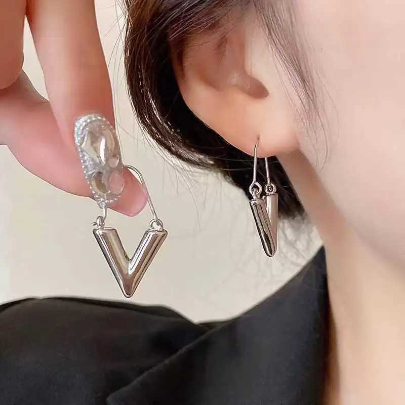Hot Sale Gold Plated V Letter Shape Circle Hoop Earrings For Women Girls Piercing Creative Gift Jewelry e057 K251209 H260202