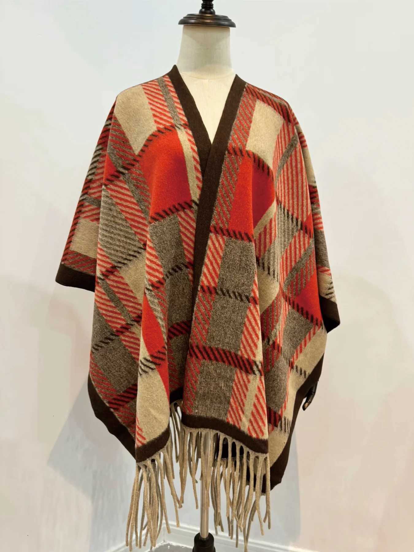 Luxury French romantic fringed cape-style shawl travel outfit with a large cape on the outside for warmth and a retro ethnic style imi Y251208