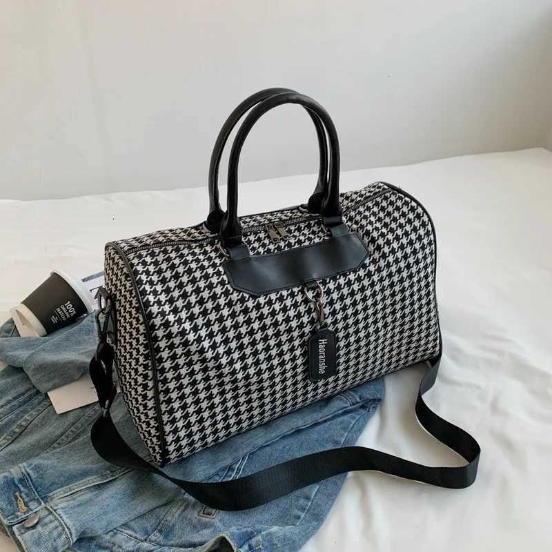 New Travel Duffel Handbag Fitness Sports Bag Large-capacity Business Trip Boarding Bag Swimming Bags Y251209