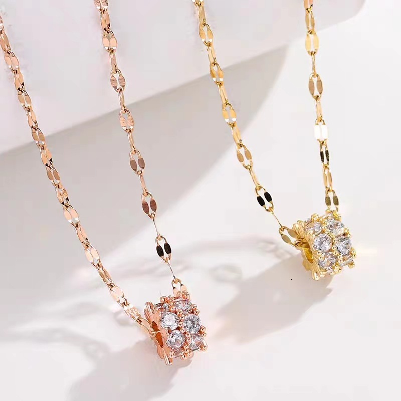 luxury Hot free shipping Selling Dia-Studded Small Waist Necklace For Women French Light Niche Design Rotating Round designer Pendant Collarbone Chain
