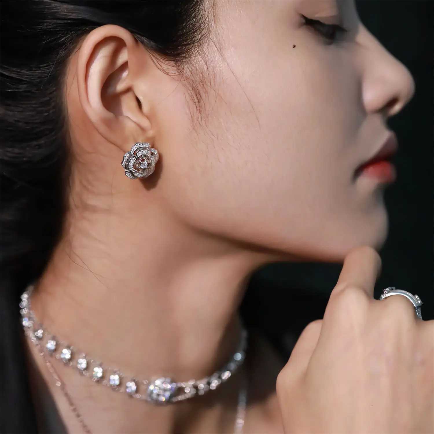 Italy Zirconium Camellia Luxury Buckle Fashion Joker Earrings Exquisite Simple Niche Ear AccESSories H260129