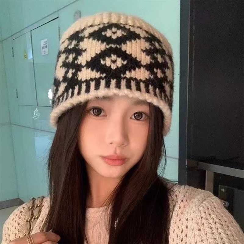 Luxury Womens Knit Hat Blended Wool Vintage Thermal Hat Suitable for Winter Fashion Checkered Cold-Weather Beanie Unisex Y251209