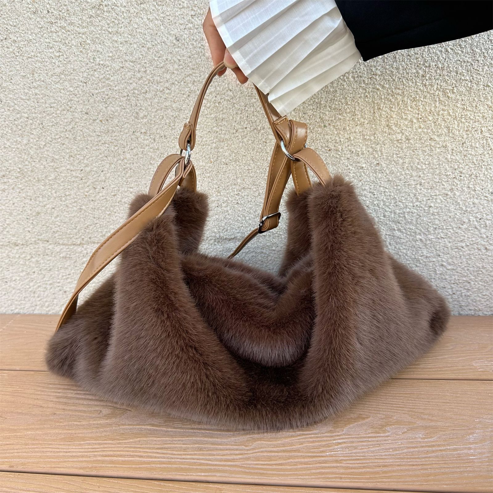 INS Plush Bag for Women 2025 New Autumn Winter Fashion Versatile Niche Furry Shoulder Bag Fluffy Crossbody Bag 251029