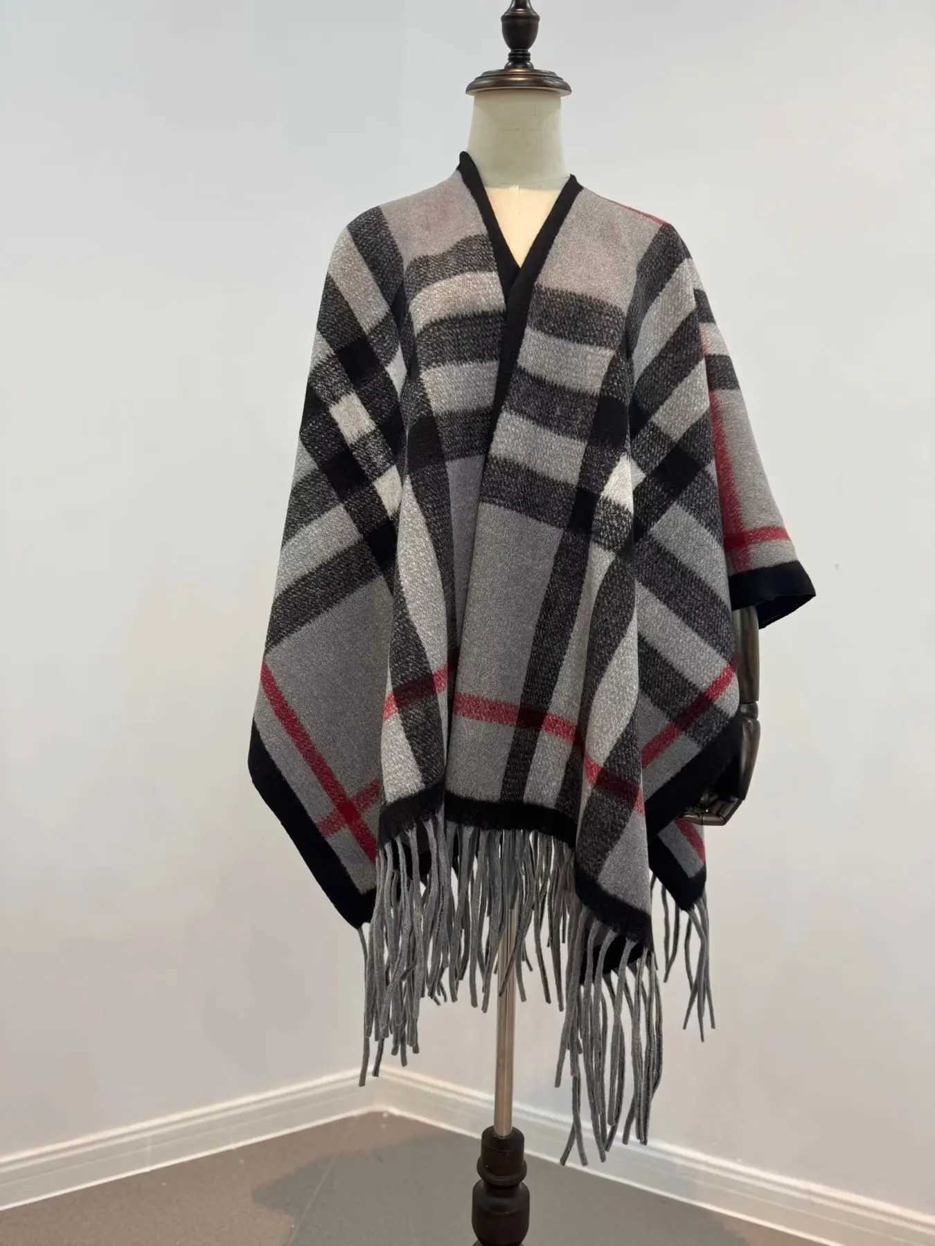 Luxury French romantic fringed cape-style shawl travel outfit with a large cape on the outside for warmth and a retro ethnic style imi Y251208