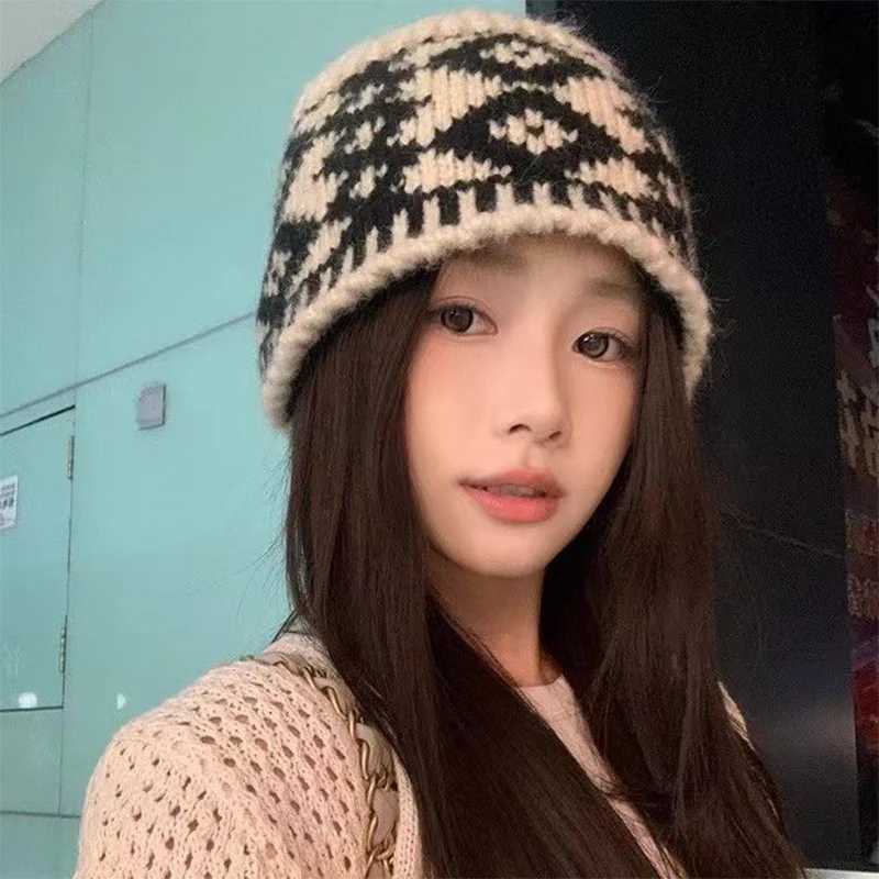 Luxury Womens Knitted Cap Wool Mixed Retro Wool Hat For Keeping Warm Big Head Sized Cold Proof Hat For Male Head Y251209