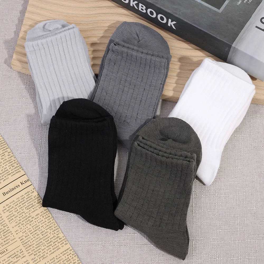 Men Middle Tube Casual Sock High Waist Breathable Sports Solid Color Socks High Quality Outdoor Cotton Autumn and Winter SocksT251209