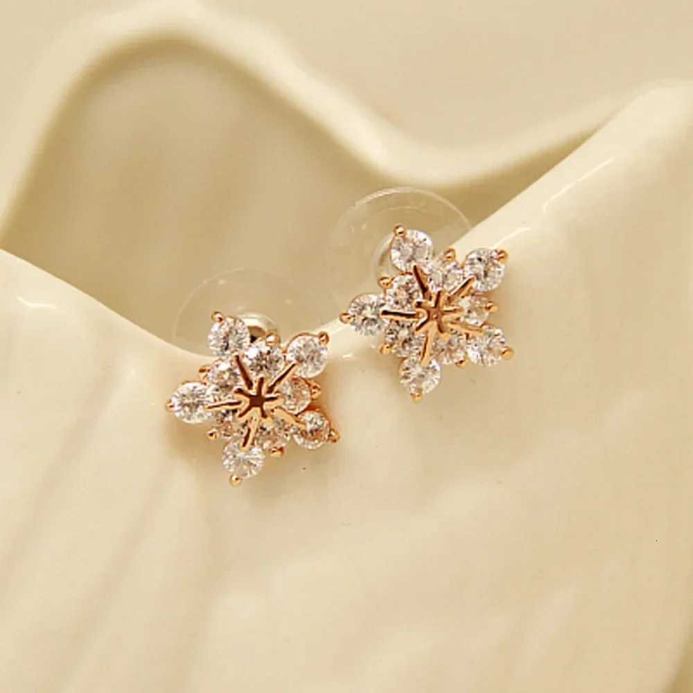 2025 New Fashion Snowflake Zircon Stud Earrings for Women Shiny Crystal Mini Delicate Earring Ear Accessories Christmas Gifts H260202