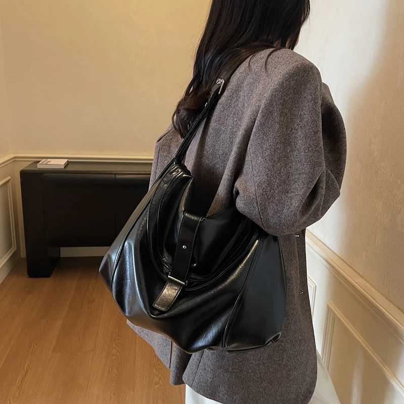 LEFTSIDE 2025 Winter Large Capacity PU Leather Handbags and Purses Wens Hobo Bag Trend Brand Solid Color Shoder Bags Y251209