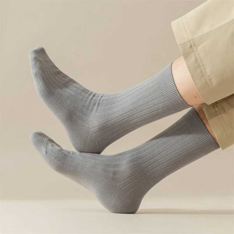 Mens Socks Autumn Winter New Casual Simple Solid Color Retro Crew Socks Man Breathable Absorb Sweat High Quality PlainT251209