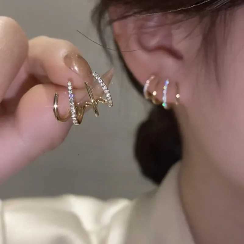 2023 New Bright Crystal Luxury Korean Unusual Claw Stud Earrings Ear Piercing Hook Irregular Pearl Christmas Jewelry Gift K251209 H260129