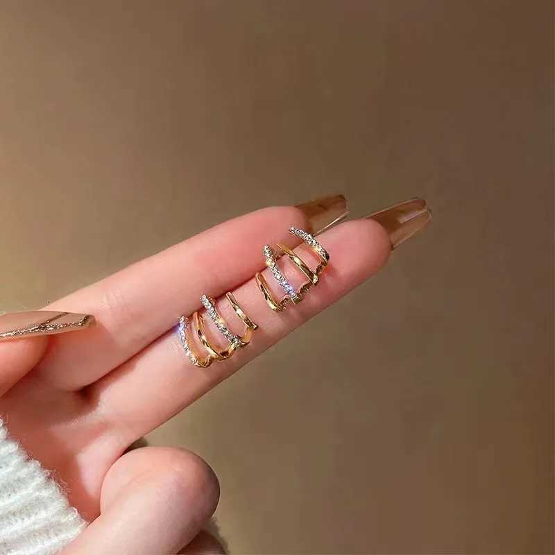 2023 New Bright Crystal Luxury Korean Unusual Claw Stud Earrings Ear Piercing Hook Irregular Pearl Christmas Jewelry Gift K251209 H260129