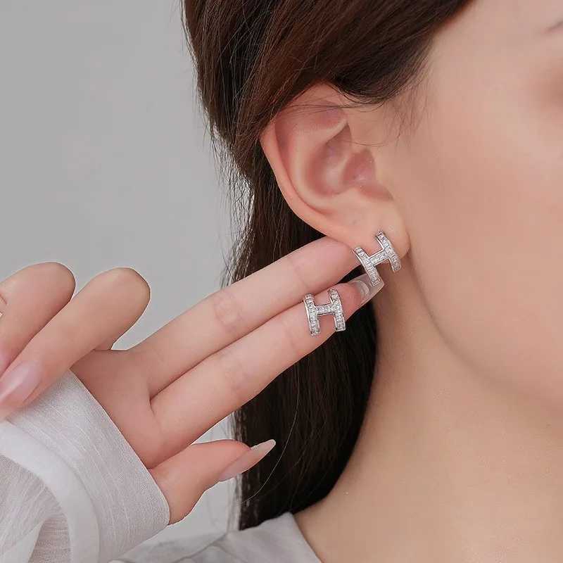 Small slightly inlaid zircon H-letter stud earrings exude a sense of high-end elegance and a unique design for women J251208