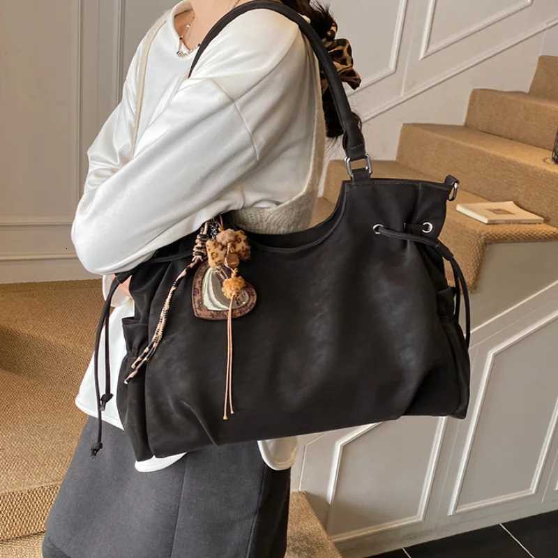 Vintage Frosted Leather Handbag For Wen Large Capacity Drstring Shoder Bag With Pendant Side Pocket Zipper Crossbody Bag Y251209