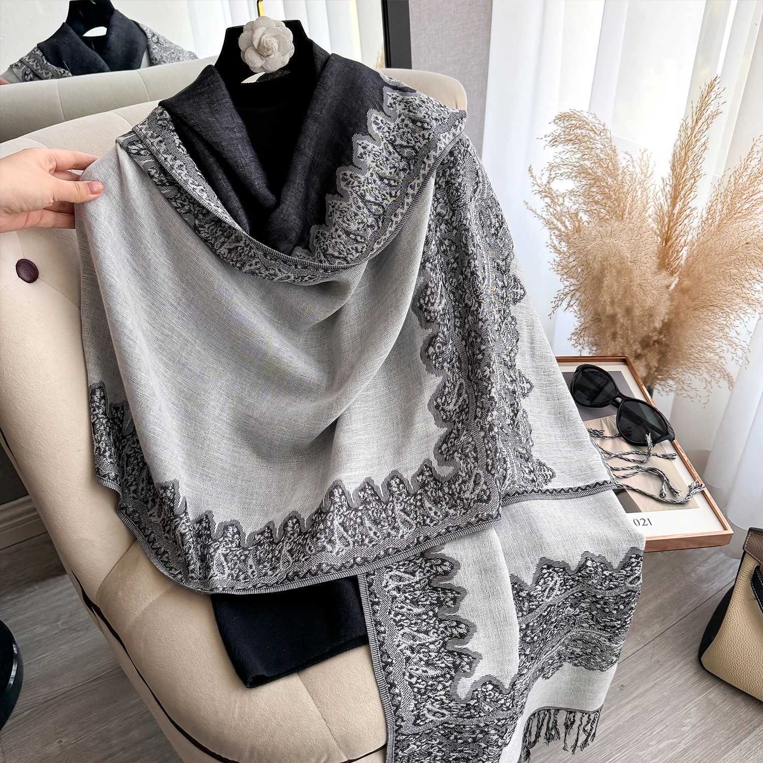 Luxury 2025 Tassel Blanket Design Thick Pashmina New Winter Warm Soft Shawl Wrap Print Scarf Women Coldproof Neckerchief Poncho Stoles Y251208