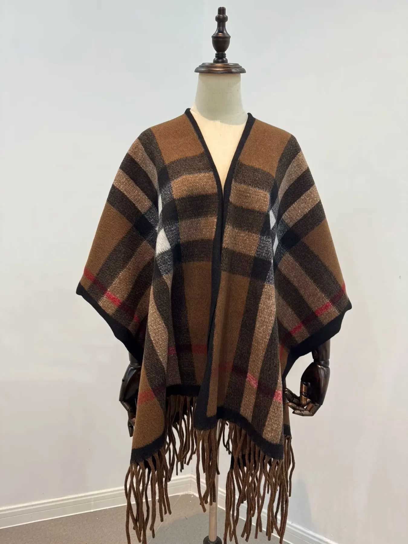 Luxury French romantic fringed cape-style shawl travel outfit with a large cape on the outside for warmth and a retro ethnic style imi Y251208
