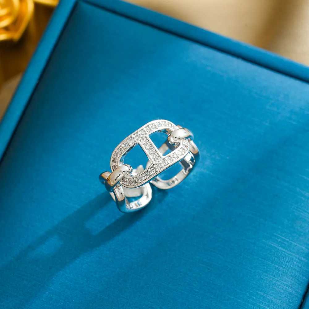 The hollowed-out pig nose is studded with diamond rings featuring a high-end design in an ins style for women J251208