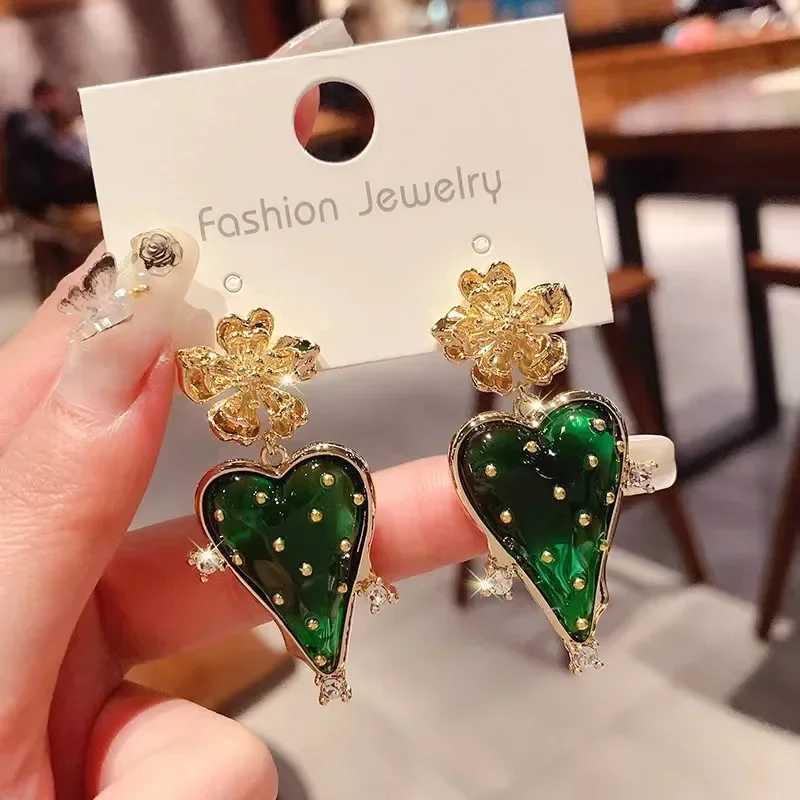 Retro Exaggerated Baroque StrAWberry Womens Earrings 2024 Fashion New Fruit Series Leisure Holiday Jewelry Ear AccESSories H260129