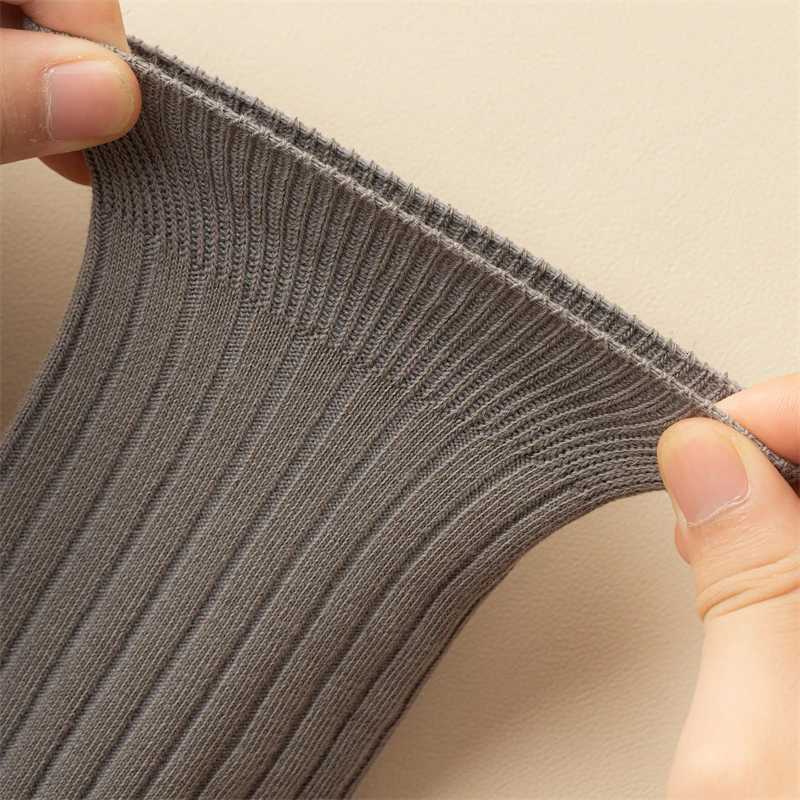 Mens Socks Autumn Winter New Casual Simple Solid Color Retro Crew Socks Man Breathable Absorb Sweat High Quality PlainT251209
