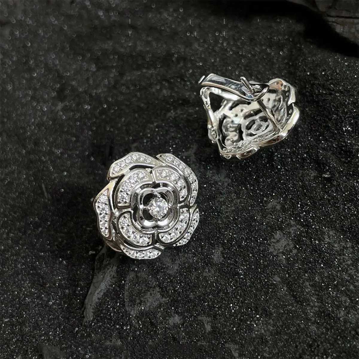 Italy Zirconium Camellia Luxury Buckle Fashion Joker Earrings Exquisite Simple Niche Ear AccESSories H260129
