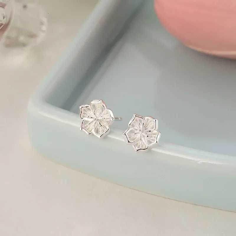 Tibetan Silver Mini Hollow Flowers Stud Earring for Women Cute Plant Fashion Jewelry Minimalist Personality Accessories K251209 H260202