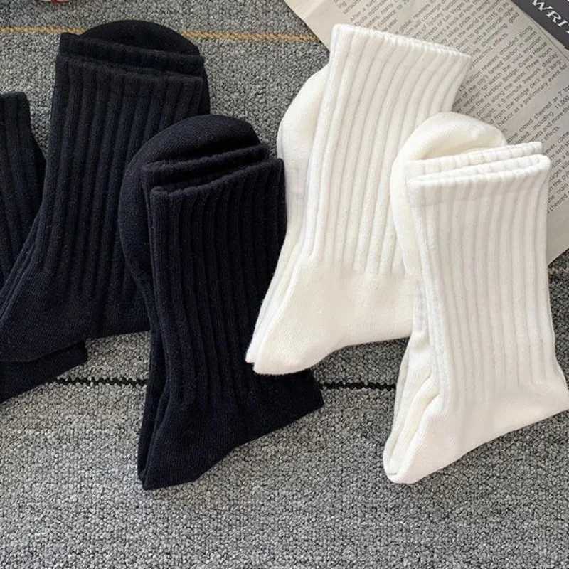 2 Pairs Men White Black Soft Warm Socks Autumn Winter Breathable Solid Color Male Sport Long Middle Tube Casual Socks for MenT251209