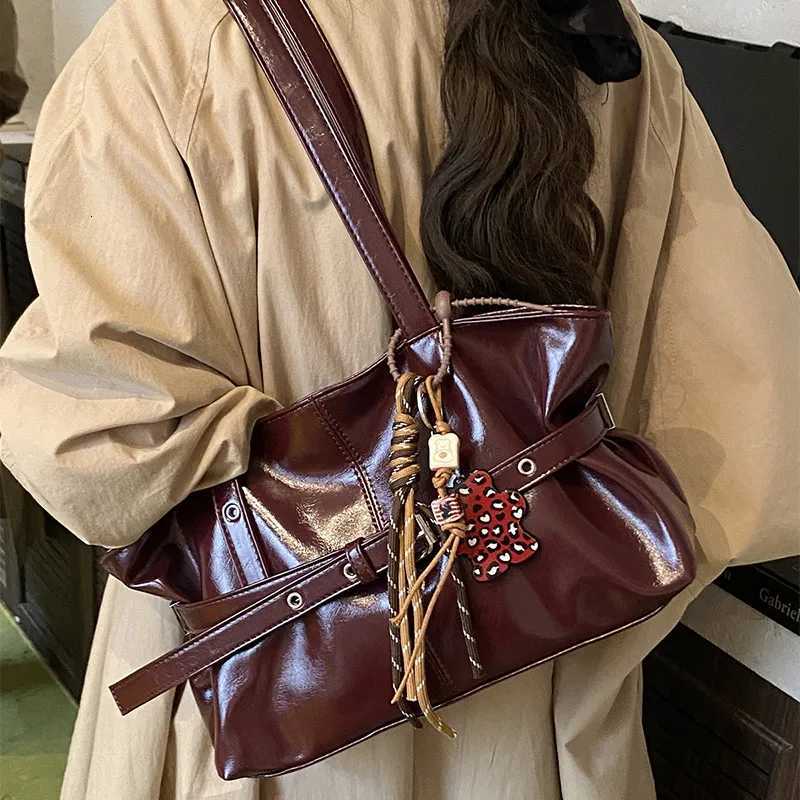 Fiable Designer Tote Bag Luxury Brand Shoder Bags New Simple Belt Buckle Cmuter Bags Premium Waxed Leather Wens Bags Y251209