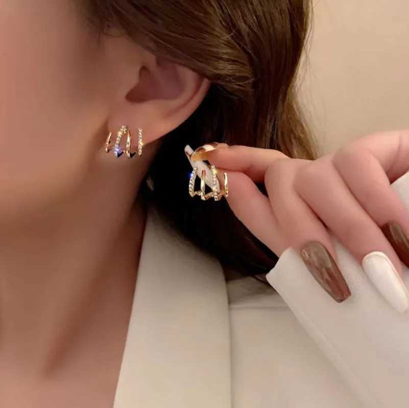 2023 New Bright Crystal Luxury Korean Unusual Claw Stud Earrings Ear Piercing Hook Irregular Pearl Christmas Jewelry Gift K251209 H260129
