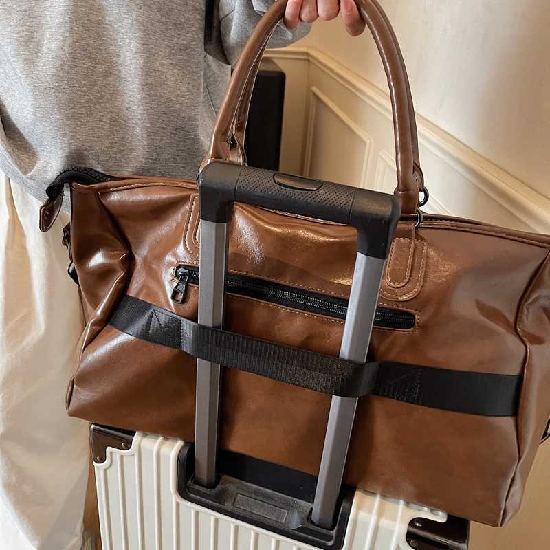 Large Capacity Vintage Leather Travel Handbag with Zipper Fi Suitable for Cmuting Use Versatile Crossbody Pack Tote Bags Y251209