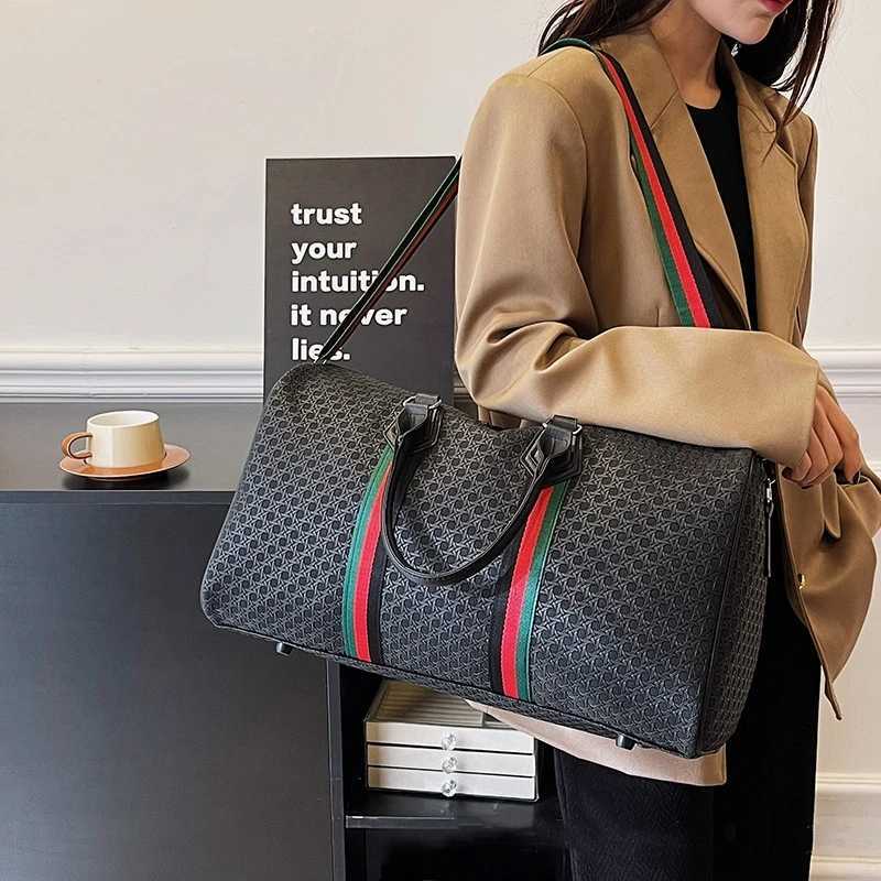 New Fi Wens Travel Bag Trend Brand Portable Lage Bag Large Capacity Mens Sports Fitness Bag Designer Luxury Handbag Y251209