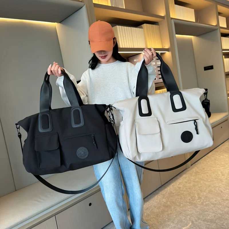 Large capacity travel handbag lightweight lage that can be carried around shoder strap fitness bag Y251209