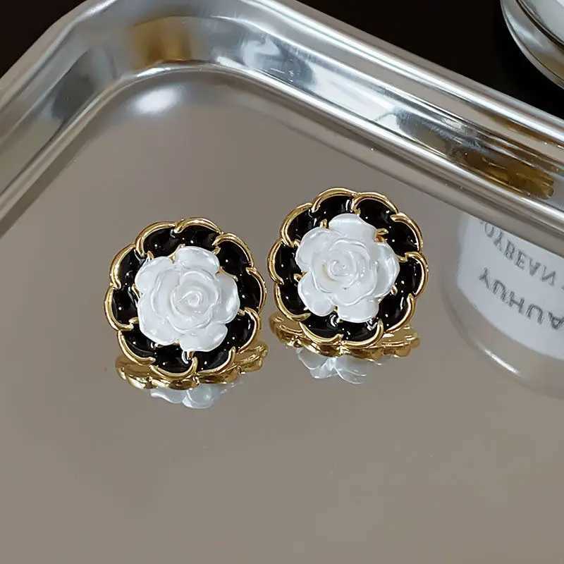 Fashion White wer Stud Earrings for Wen Black Enamel Weaving Edges Round Earrings Geetry Sweet Party Jewelry Gift Y251210