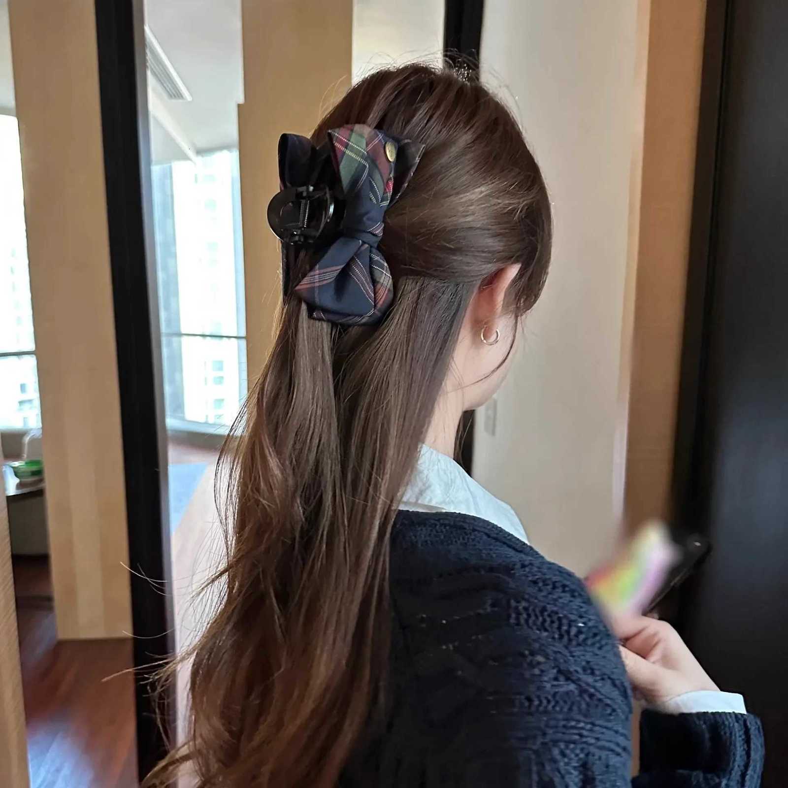 2025 New Light Luxury Classic Plaid Bow Grab Clip Autumn and Winter Wens Back Shark Hairpin dr Y251210