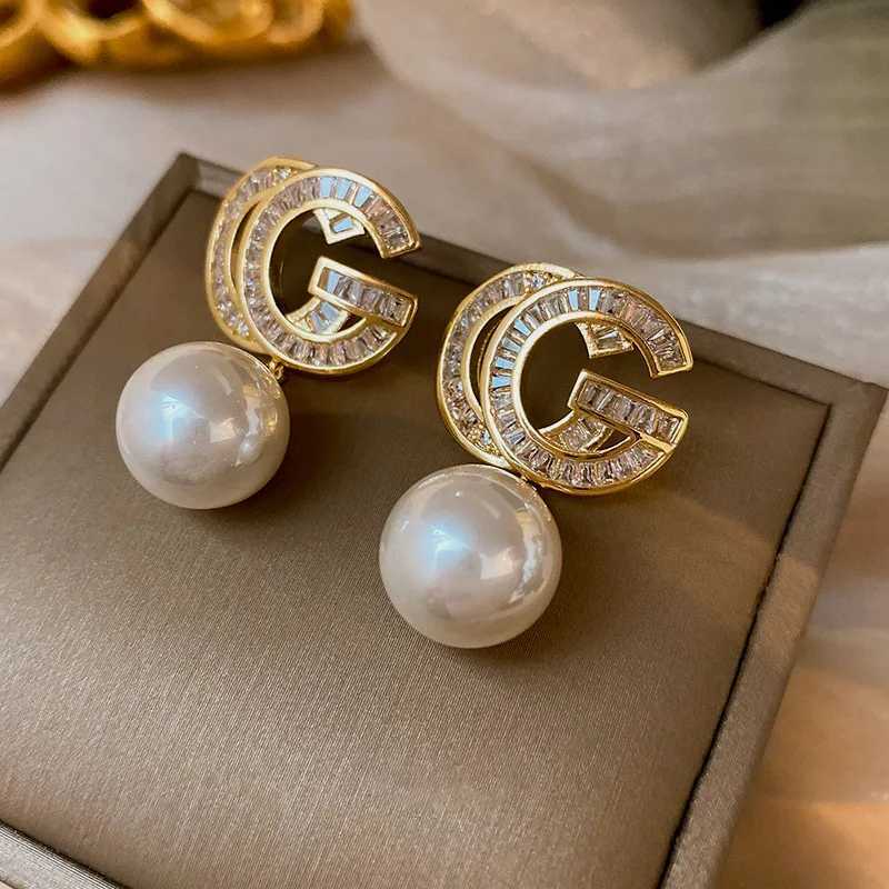 2026 New Fashion Earring Ladies Electroplated Sier Needle Zircon CG Pearl Wen Prum Stud Jewel Versatile Luxury Earring Y251210