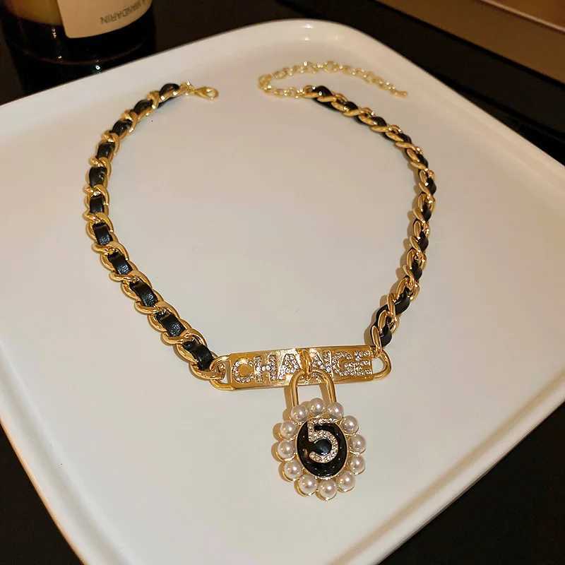 2025 Royal High-end Number 5 Neck Chain Necklace Wen Pendant High-end French lia Sweater Chain For Wen Wholes Pr Y251210