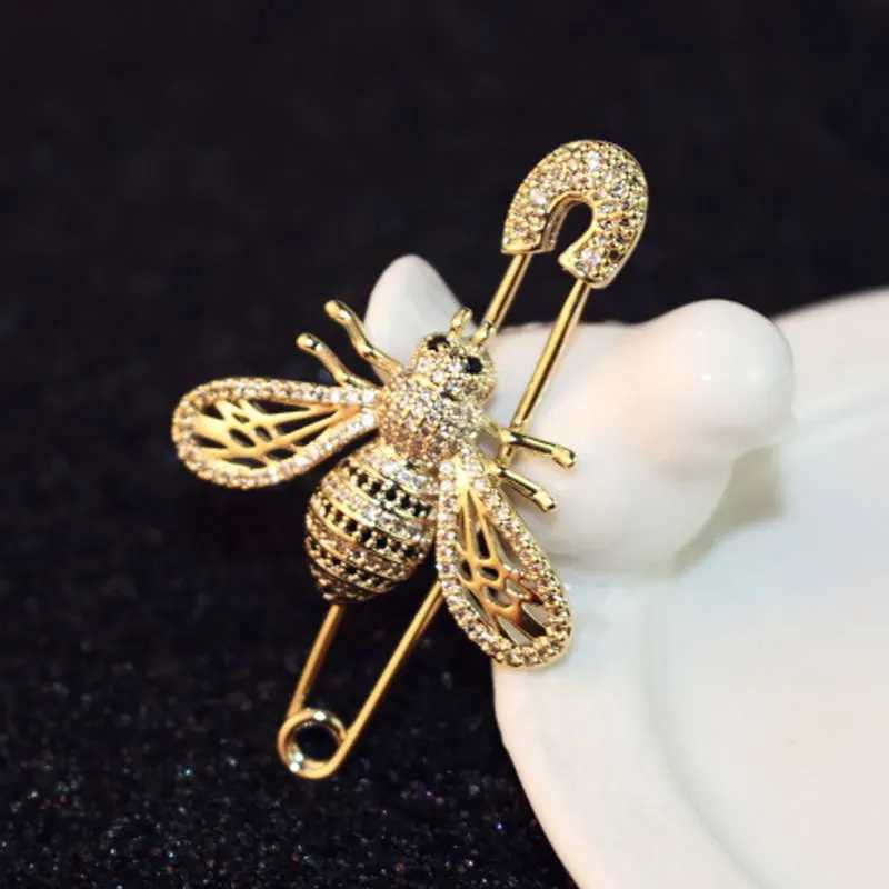 Luxury Fl Crystal Gold Color Bee Brooches For Wan Shiny Hollow Bee Brooch Pin For Coat Scraf Fine Jewelry Y251210