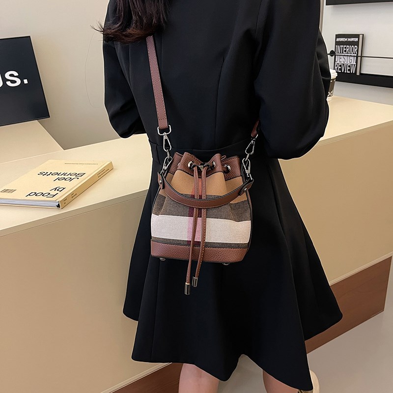 Designer bag 2025 New Trendy and Fashionable Bucket Bag for Women Versatile and Classic Striped Shoulder Bag