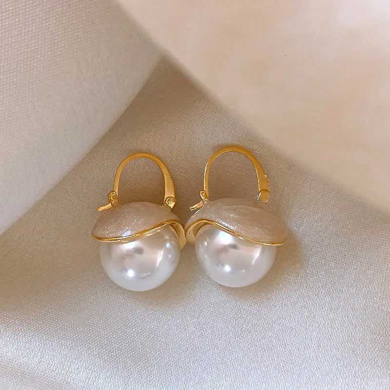 Korea New Tren Shell Imitation Pearl Hoop Earrings For Wen Temperament Versatile Cute Small Earring New Year Wedding Jewelry Y251210