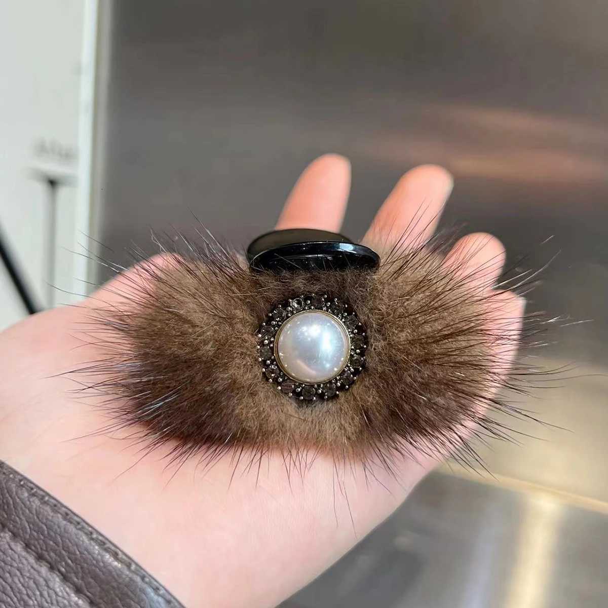 Cute P Natural Mink Fur New Hairpin Hair Cl Wen Elegant Temperament Real Fur Hairgrips Fashion Hair Accories Y251210