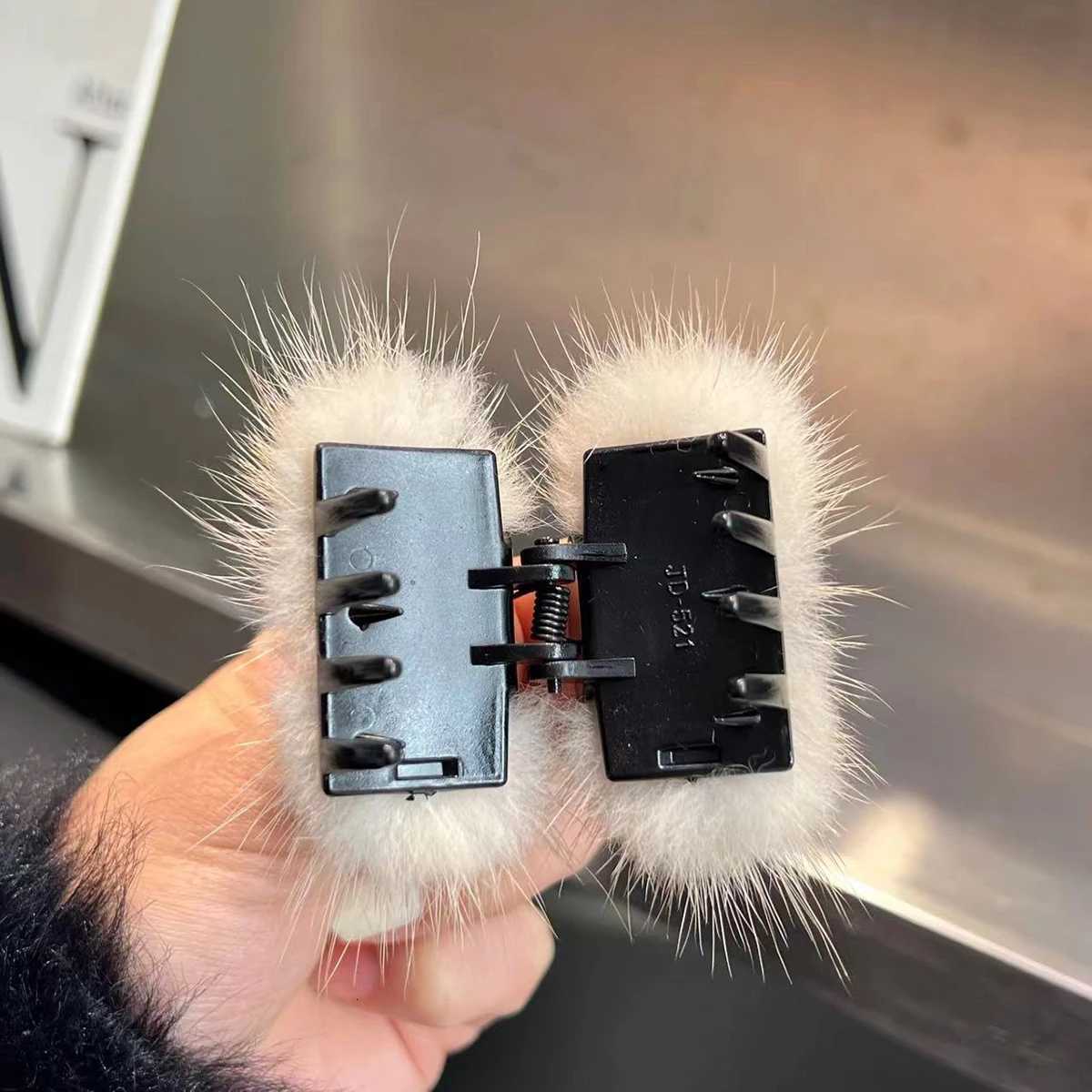 Cute P Natural Mink Fur New Hairpin Hair Cl Wen Elegant Temperament Real Fur Hairgrips Fashion Hair Accories Y251210