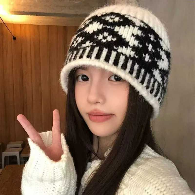 Luxury Womens Knitted Cap Wool Mixed Retro Wool Hat For Keeping Warm Big Head Sized Cold Proof Hat For Male Head Y251209