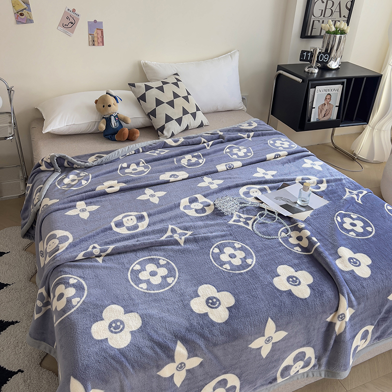 Designer Blanket Luxury Brand Skin-friendly and Comfortable Throw Lightweight Nap Blanket with Geometry Pattern for Office /Bedroom /Travel /Gift Full