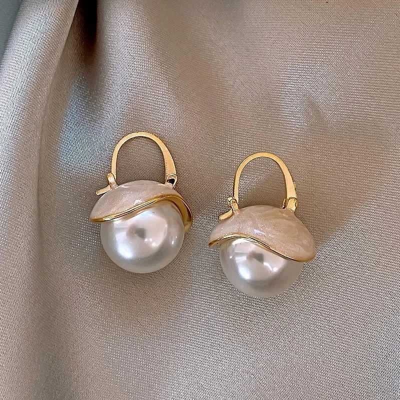 Korea New Tren Shell Imitation Pearl Hoop Earrings For Wen Temperament Versatile Cute Small Earring New Year Wedding Jewelry Y251210