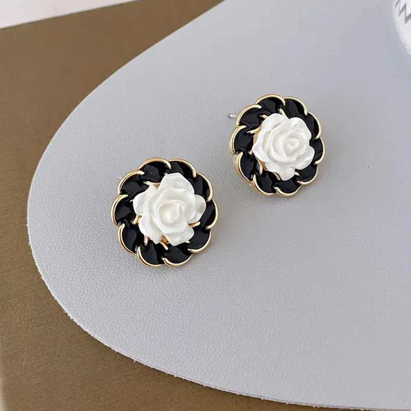 Fashion White wer Stud Earrings for Wen Black Enamel Weaving Edges Round Earrings Geetry Sweet Party Jewelry Gift Y251210