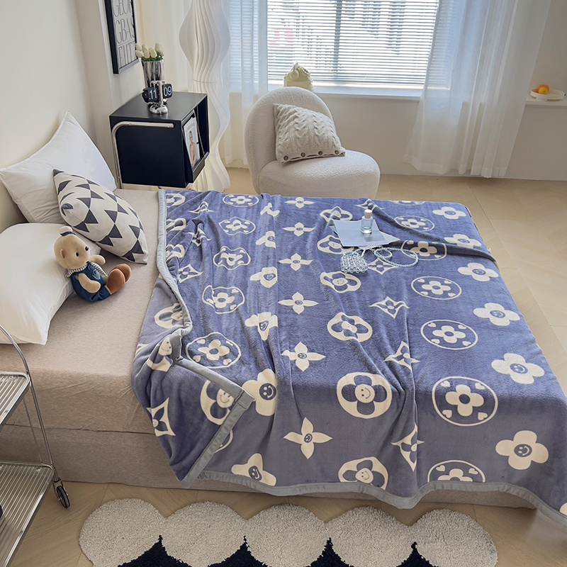 Designer Blanket Luxury Brand Skin-friendly and Comfortable Throw Lightweight Nap Blanket with Geometry Pattern for Office /Bedroom /Travel /Gift Full